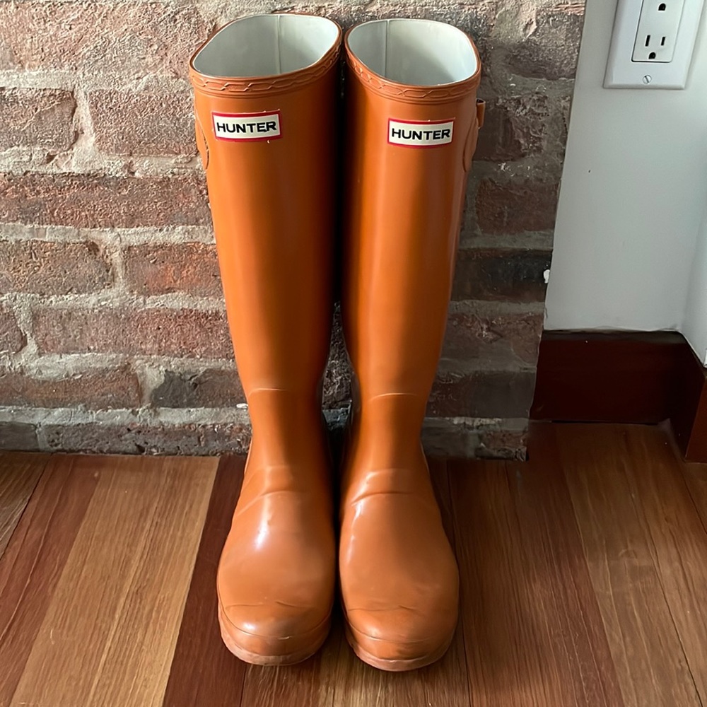 Hunter rain boots size 8 orange